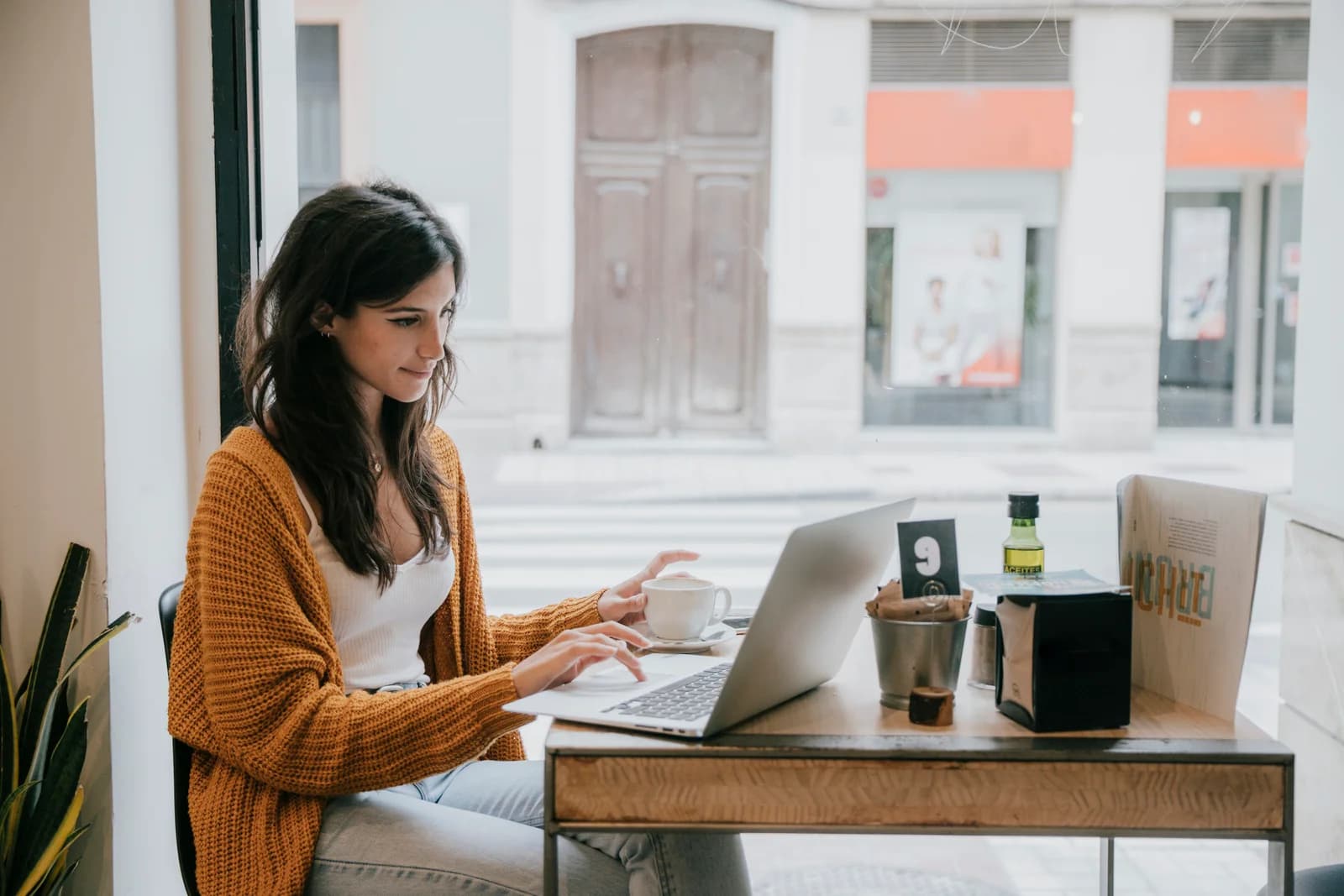 Emprendedor usando notebook en un entorno moderno con íconos digitales de fondo