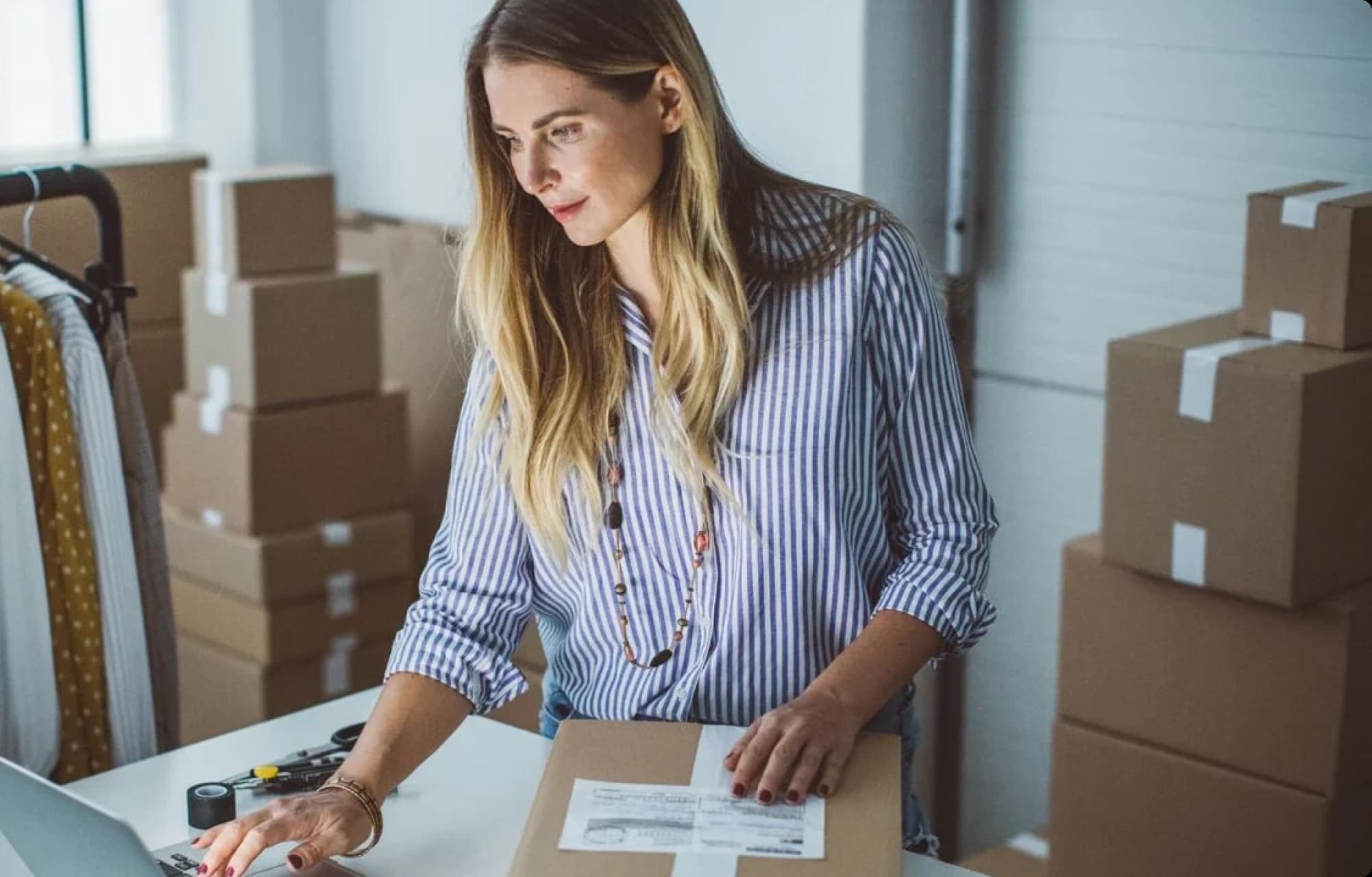 Imagen chica trabajando