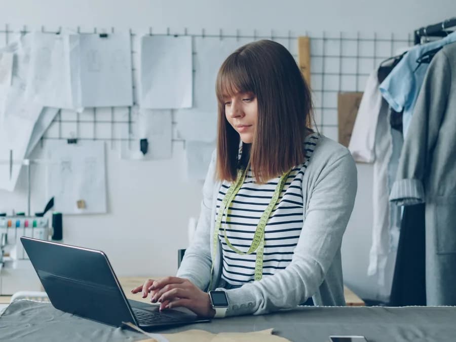 Dueño de negocio gestionando su negocio desde una notebook