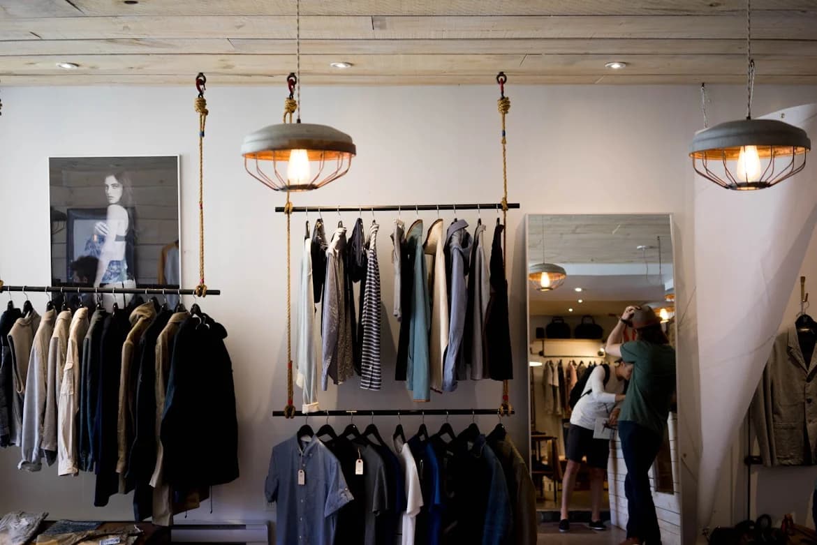 Preparate para el Día del Padre con el stock ordenado - Dubix Interior de local de ropa con percheros organizados y clientes siendo atendidos al fondo